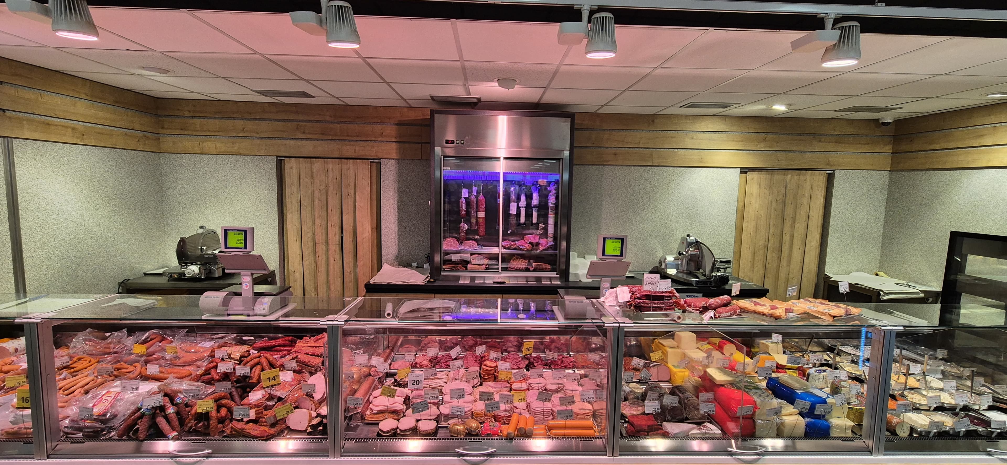 Čerstvé lahůdky, šunky, salámy a sýry